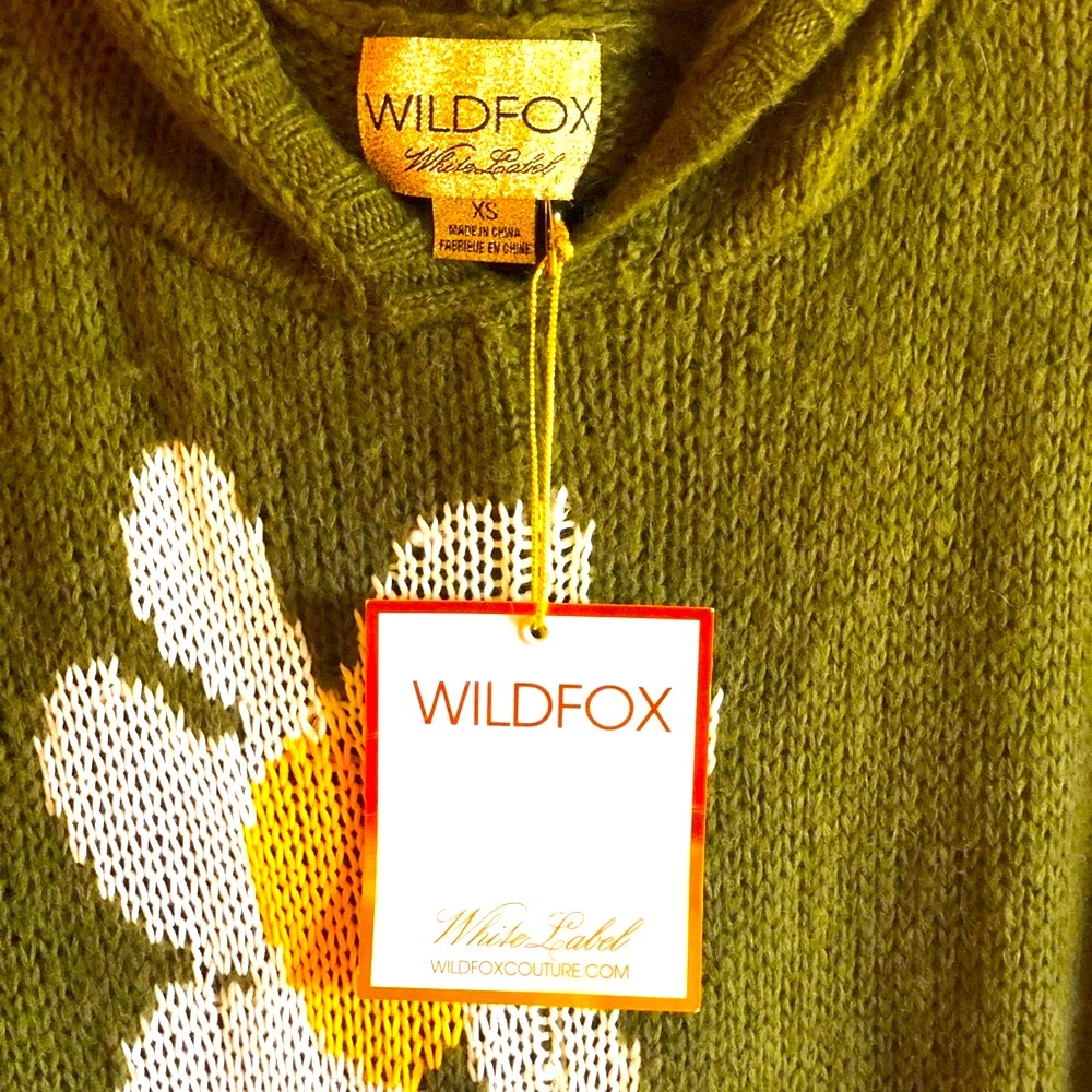 Wild Fox Hooded and fringed Sweater Poncho with Daisies NWOT - Picture 7 of 8